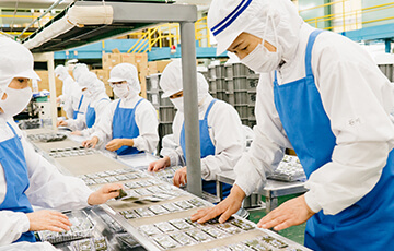 束物商品向けの包装後の検品作業と詰作業