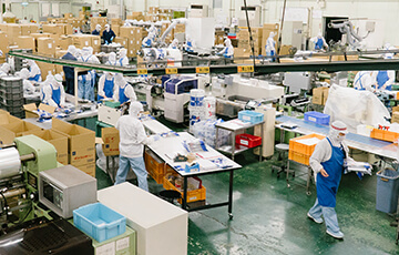 束物商品向けの包装後の検品作業と詰作業