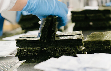 袋物商品向けの切断後の検品作業と詰作業